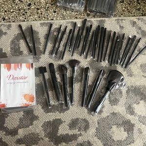 Daxstar 32 piece makeup brush kit- black brand new